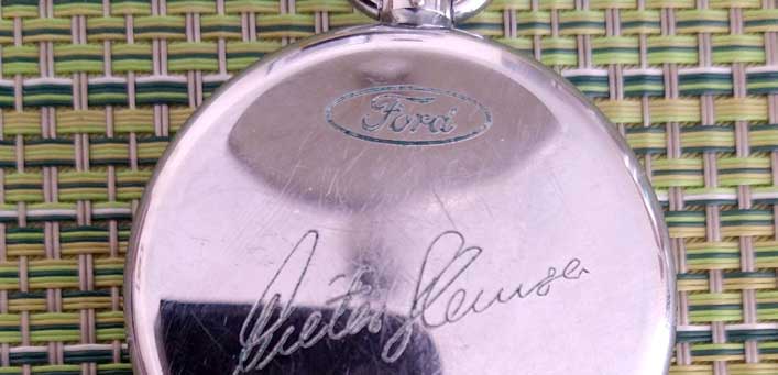 Dieter Glemsers Signatur auf der Rückseite der Uhr. Dieter Glemsers Signatur auf der Rückseite der Uhr.