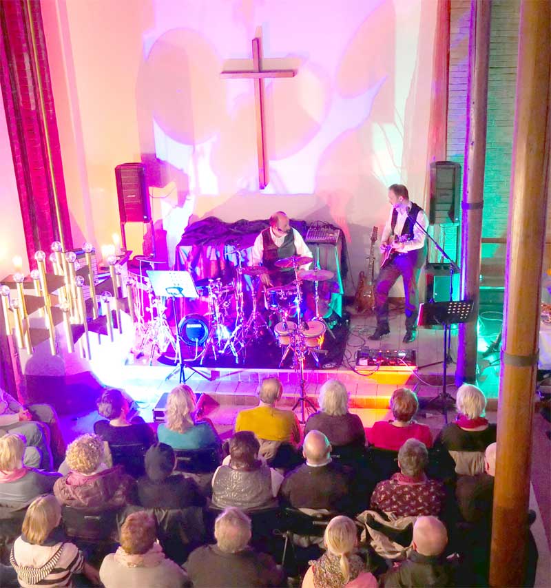 Auftritt unter „göttlichem Segen“ in einer Kirche. Auftritt unter „göttlichem Segen“ in einer Kirche.