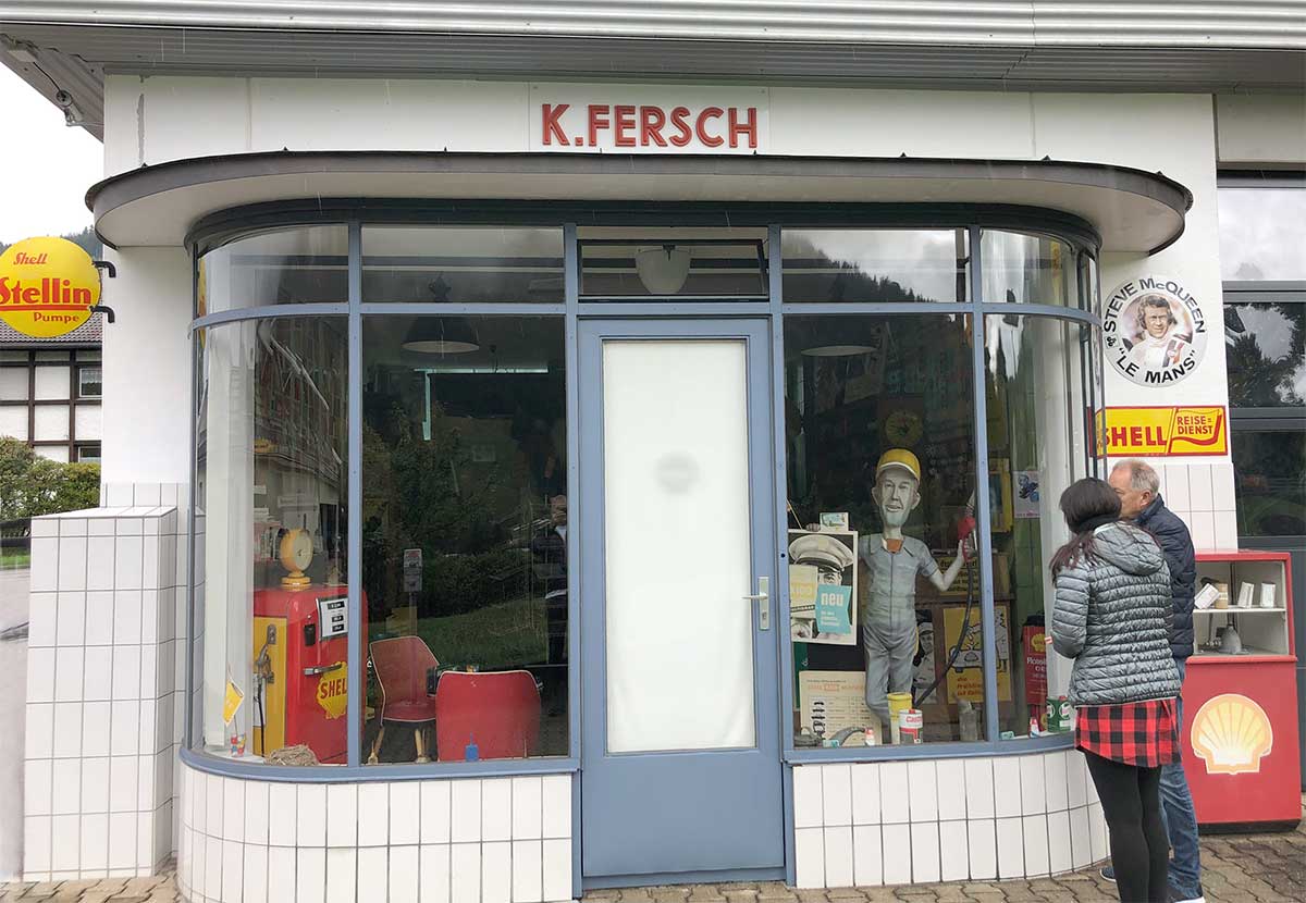 DAuf dem Gelände des Autohauses Fersch gibt es auch diese historische Tankstelle, leider ohne Kraftstoff. Auf dem Gelände des Autohauses Fersch gibt es auch diese historische Tankstelle, leider ohne Kraftstoff.