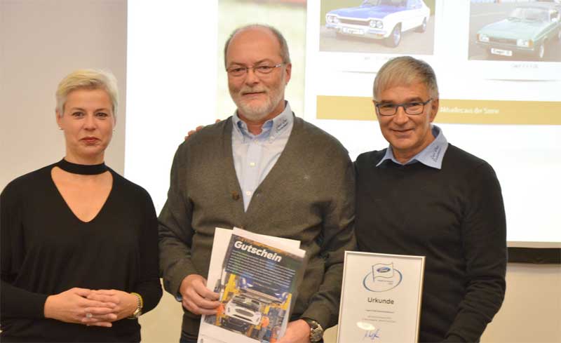 Ute Mundolf aus der Pressestelle der Ford-Werke in Köln hielt die Laudatio auf den CCD als besten Club und übergab die Urkunde an den 1. Vorsitzenden, Anton Feßler, und Beisitzer Frank Lehmann (rechts). Ute Mundolf aus der Pressestelle der Ford-Werke in Köln hielt die Laudatio auf den CCD als besten Club und übergab die Urkunde an den 1. Vorsitzenden, Anton Feßler, und Beisitzer Frank Lehmann (rechts).
