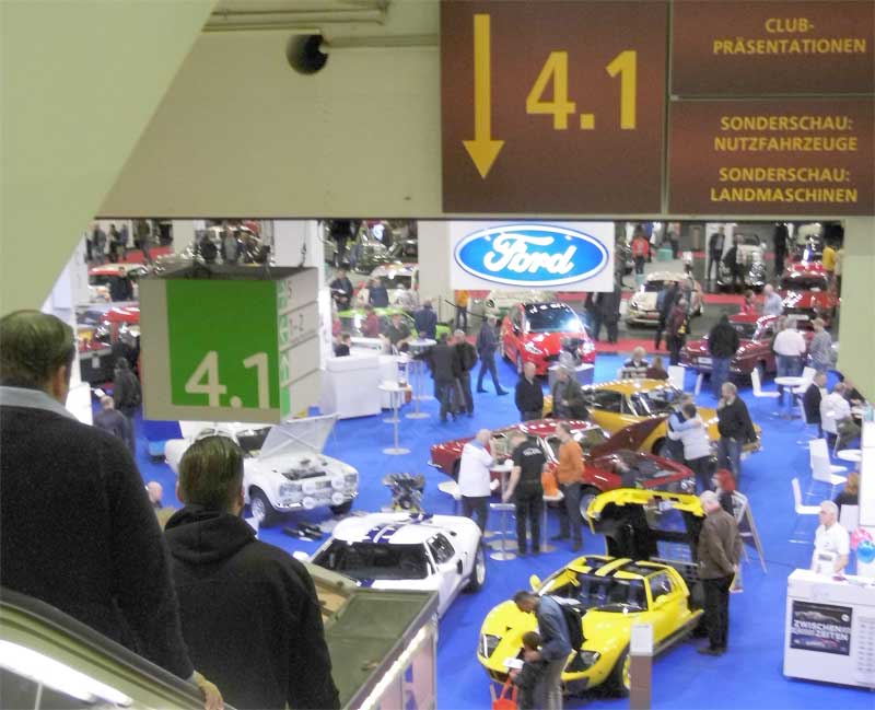 Blickrichtung Ford: Den großen Stand der verschiedenen Markenclubs in Kooperation mit der Klassik-Abteilung des Werks konnte kein Besucher übersehen. Blickrichtung Ford: Den großen Stand der verschiedenen Markenclubs in Kooperation mit der Klassik-Abteilung des Werks konnte kein Besucher übersehen.