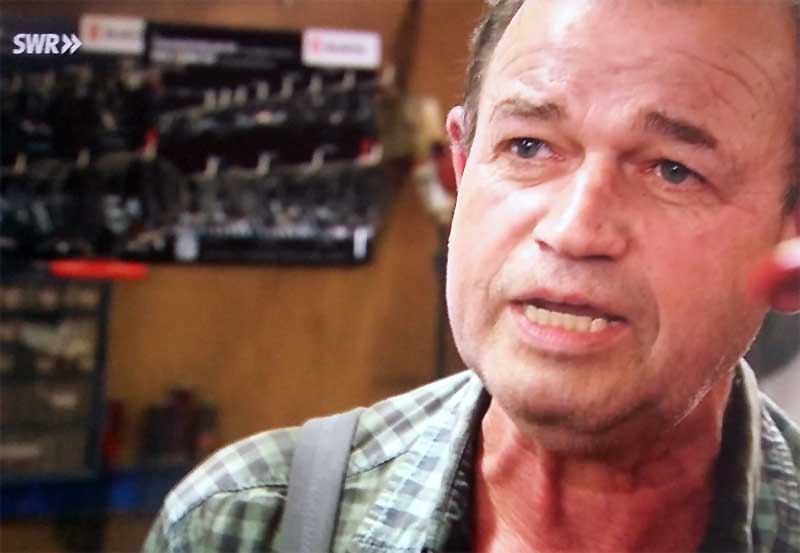 Dieter Johannes in seiner Capri-Garage. Dieter Johannes in seiner Capri-Garage.