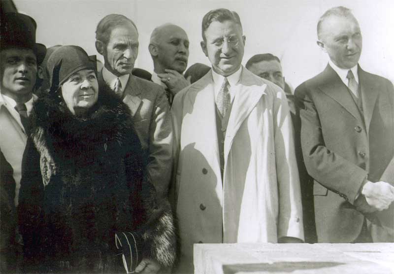 Illustre Runde bei der Grundsteinlegung: Henry Ford und Ehefrau Clara (3. und 2. v.li.), Sir Percival Lea Perry, Ford-Europa-Chef (2. v.re.), und der damalige Kölner Oberbürgermeister und spätere Bundeskanzler Konrad Adenauer (re.). Adenauer hatte Ford erfolgreich in seine Heimatstadt an den Rhein gelockt und damit Mitbewerber wie Neuss, Frankfurt am Main oder Magdeburg ausgestochen. Illustre Runde bei der Grundsteinlegung: Henry Ford und Ehefrau Clara (3. und 2. v.li.), Sir Percival Lea Perry, Ford-Europa-Chef (2. v.re.), und der damalige Kölner Oberbürgermeister und spätere Bundeskanzler Konrad Adenauer (re.). Adenauer hatte Ford erfolgreich in seine Heimatstadt an den Rhein gelockt und damit Mitbewerber wie Neuss, Frankfurt am Main oder Magdeburg ausgestochen.