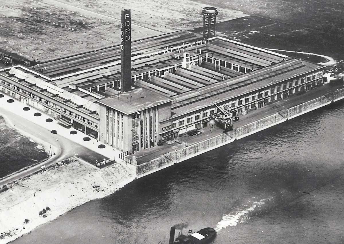 Für alle neuen Ford-Werke ganz wichtig, die Lage am Wasser: In Köln haben die Ford-Werke eine 740 Meter lange Rheinfront. Die Aufnahme stammt aus dem Jahr 1931. Für alle neuen Ford-Werke ganz wichtig, die Lage am Wasser: In Köln haben die Ford-Werke eine 740 Meter lange Rheinfront. Die Aufnahme stammt aus dem Jahr 1931.