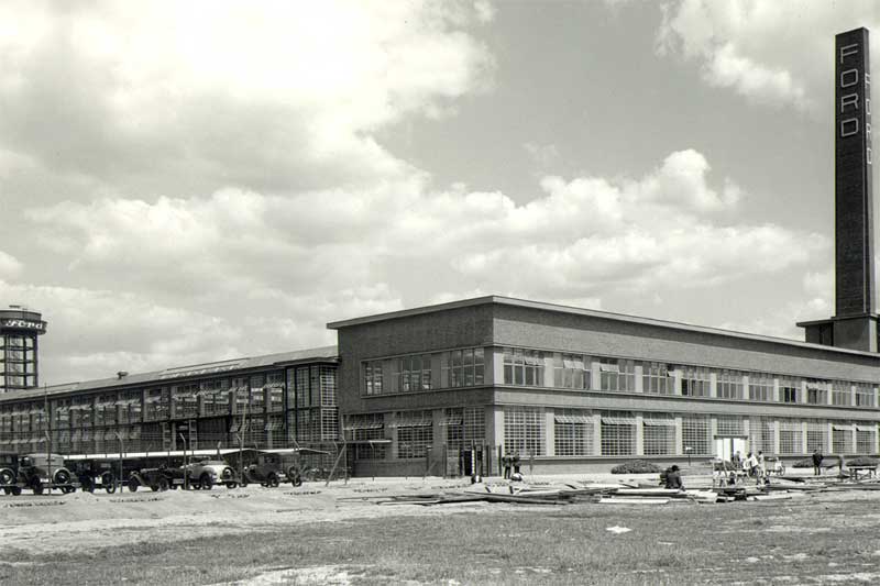 Die Halle A, wo damals das Modell A vom Band gelaufen ist, steht heute unter Denkmalschutz. Produziert wird in der Halle immer noch, aber inzwischen sitzt hier auch die Geschäftsführung von Ford Europa. Die Halle A, wo damals das Modell A vom Band gelaufen ist, steht heute unter Denkmalschutz. Produziert wird in der Halle immer noch, aber inzwischen sitzt hier auch die Geschäftsführung von Ford Europa.