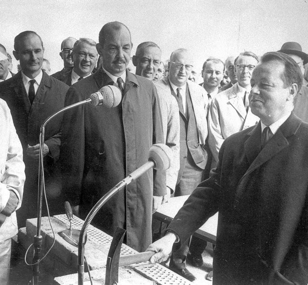 1966: Auf dem Gelände des ehemaligen Flugplatzes Röderberg beginnt der Bau des Saarlouiser Ford-Werks. Am 16. September erfolgt die Grundsteinlegung durch Ford- Generaldirektor Robert G. Layton. 1966: Auf dem Gelände des ehemaligen Flugplatzes Röderberg beginnt der Bau des Saarlouiser Ford-Werks. Am 16. September erfolgt die Grundsteinlegung durch Ford- Generaldirektor Robert G. Layton.