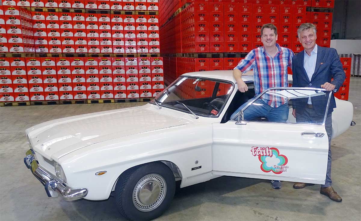 Dirk Heisterkamp (Früh Kölsch-Marketingchef, rechts) überreichte den Capri an Gewinner Marc Wawrzyniak. Dirk Heisterkamp (Früh Kölsch-Marketingchef, rechts) überreichte den Capri an Gewinner Marc Wawrzyniak.