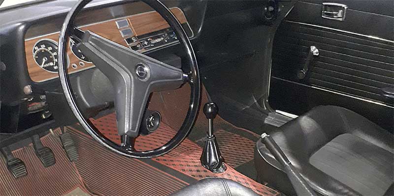 Auf das Wesentliche reduziert. Uhr: ja. Mittelkonsole und Radio: nein. Auf das Wesentliche reduziert. Uhr: ja. Mittelkonsole und Radio: nein.