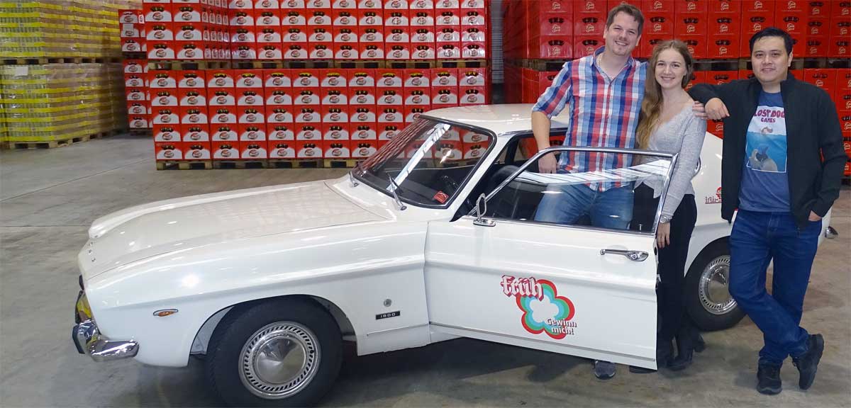 Der strahlende neue Capri-Besitzer Marc Wawrzyniak mit Lebenspartnerin Franziska und Kumpel Jie. Die erste Ausfahrt 2020 findet natürlich gemeinsam statt. Der strahlende neue Capri-Besitzer Marc Wawrzyniak mit Lebenspartnerin Franziska und Kumpel Jie. Die erste Ausfahrt 2020 findet natürlich gemeinsam statt.