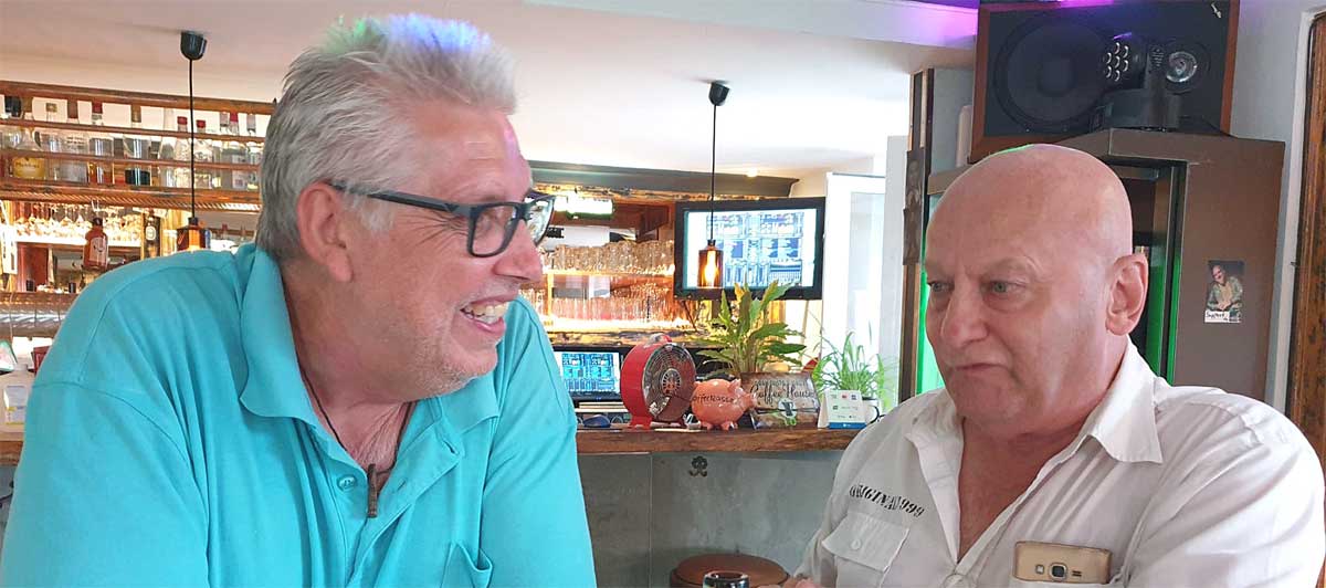 ...Ehemann Reiner Katthage (links) hatte unter anderem viel Spaß mit Wirt Tom... ...Ehemann Reiner Katthage (links) hatte unter anderem viel Spaß mit Wirt Tom...