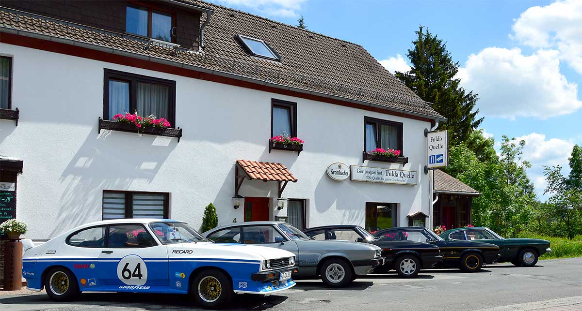 Die Brell`schen Capri (von links): eckig verbreiterter 1979er mit 2,8 Liter-Motor, 3-Liter-Vergaser, Fächerkrümmer, Big-Bore-Auspuff, dreiteiligen BBS-Felgen, foliert in blau-weißem RS-Renntrimm. 2 Liter Super GT mit Erstzulassung im September 1985. 2.8 Super Injection in erster Hand seit April 1985. 1977er II-er (90 PS, V6), restauriert und im JP-Design foliert. Capri ´73, inklusive der Seitenwände auf Optik der ersten Serie umgestaltet. Die Brell`schen Capri (von links): eckig verbreiterter 1979er mit 2,8 Liter-Motor, 3-Liter-Vergaser, Fächerkrümmer, Big-Bore-Auspuff, dreiteiligen BBS-Felgen, foliert in blau-weißem RS-Renntrimm. 2 Liter Super GT mit Erstzulassung im September 1985. 2.8 Super Injection in erster Hand seit April 1985. 1977er II-er (90 PS, V6), restauriert und im JP-Design foliert. Capri ´73, inklusive der Seitenwände auf Optik der ersten Serie umgestaltet.