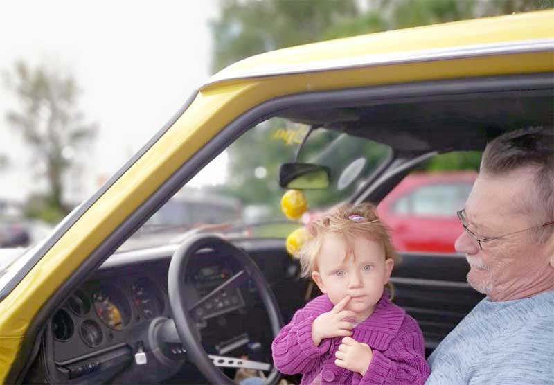 „So etwas haben wir auch einmal gefahren“: Opa Jakob mit Enkelin Amalia hinter dem Steuer des Capri. „So etwas haben wir auch einmal gefahren“: Opa Jakob mit Enkelin Amalia hinter dem Steuer des Capri.