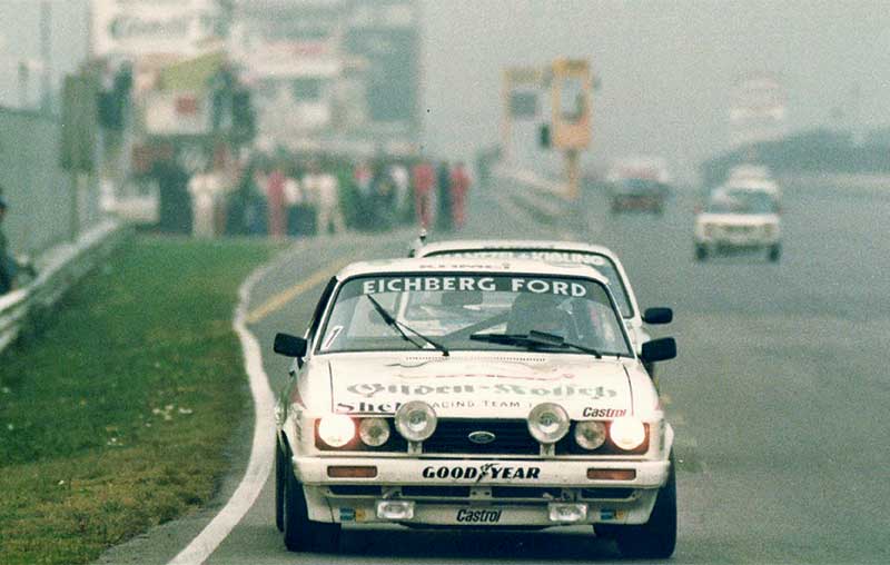 Das Auto der beiden Weltmeister Keke Rosberg und Ari Vatanen im selben Rennen auf der Start-Ziel-Geraden. Das Auto der beiden Weltmeister Keke Rosberg und Ari Vatanen im selben Rennen auf der Start-Ziel-Geraden.