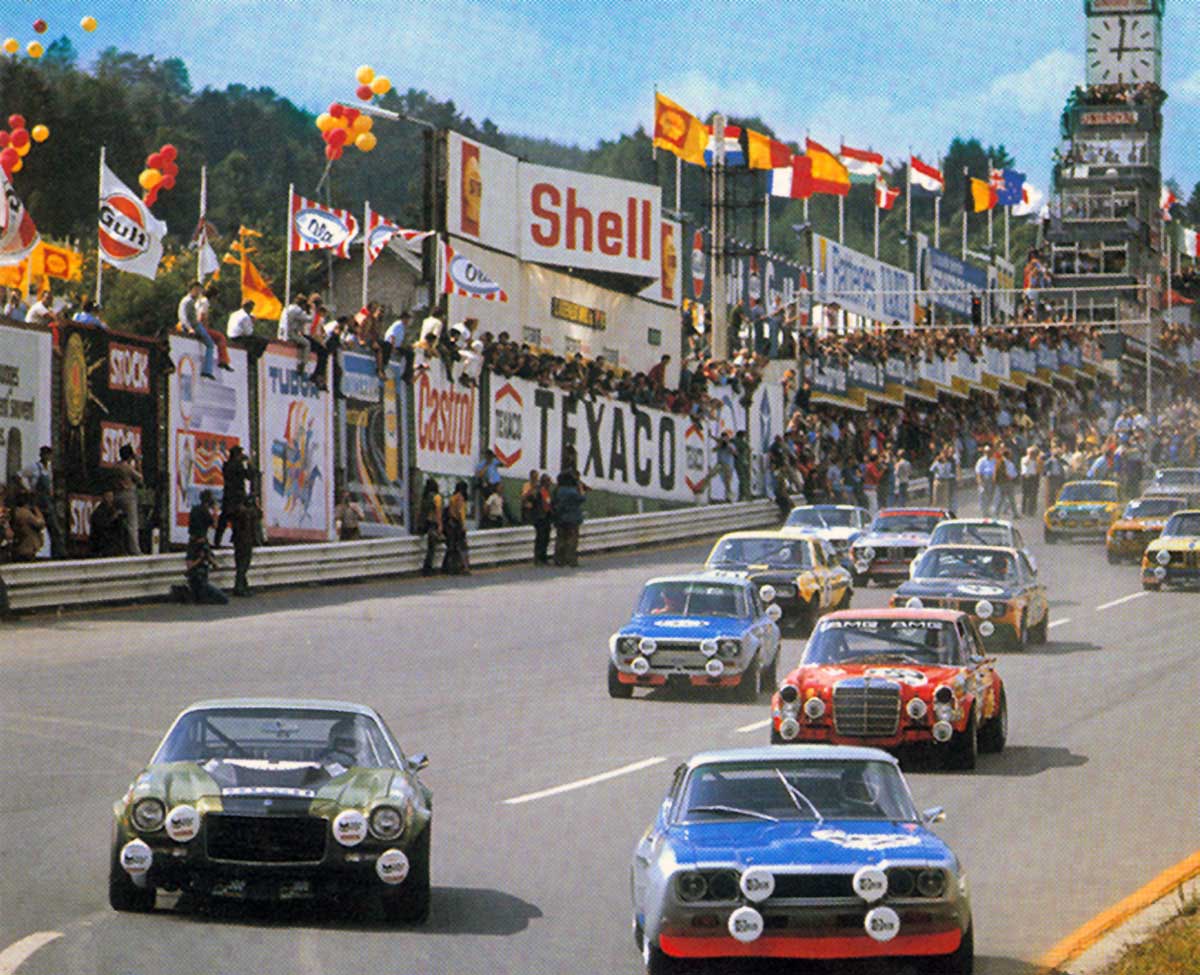 Der Start zum 24-Stunden-Rennen von Spa-Francorchamps 1971. Schon gleich zu Beginn lag der Capri von Dieter Glemser und Alex Soiler-Roig in Führung. Foto: Zwischengas/Automobil Revue Der Start zum 24-Stunden-Rennen von Spa-Francorchamps 1971. Schon gleich zu Beginn lag der Capri von Dieter Glemser und Alex Soiler-Roig in Führung. Foto: Zwischengas/Automobil Revue