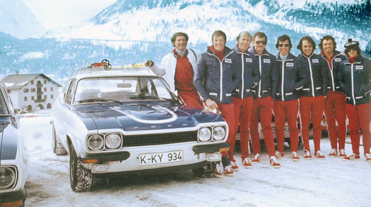 Ein Teil der Werksmannschaft beim winterlichen Konditionstraining in St. Moritz, selbstverständlich stilecht angereist. Im Bild von links: Konditionstrainer Günter Traub, Hans Heyer, Teamchef Michael Kranefuß, John Fitzpatrick (der den Capri nicht sehr mochte), Dieter Glemser, Gerry Birrell, Jochen Mass und Jackie Stewart. Foto: Ford-Werke Ein Teil der Werksmannschaft beim winterlichen Konditionstraining in St. Moritz, selbstverständlich stilecht angereist. Im Bild von links: Konditionstrainer Günter Traub, Hans Heyer, Teamchef Michael Kranefuß, John Fitzpatrick (der den Capri nicht sehr mochte), Dieter Glemser, Gerry Birrell, Jochen Mass und Jackie Stewart. Foto: Ford-Werke