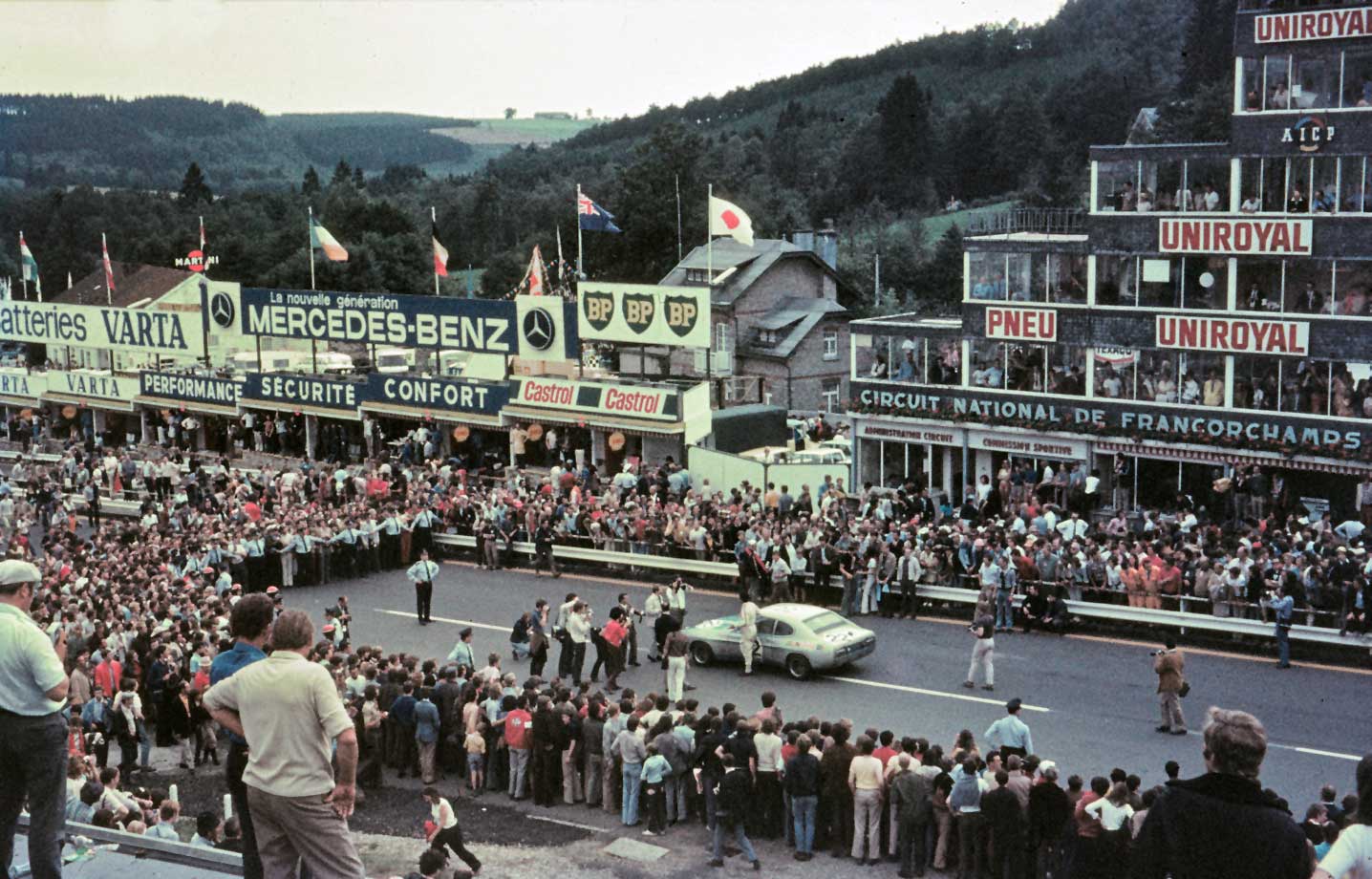 Sieger bei den 24 Stunden für Tourenwagen 1971 in Spa-Francorchamps, gestellt von den Fotografen. Foto: Zwischengas/Paul Kooyman Sieger bei den 24 Stunden für Tourenwagen 1971 in Spa-Francorchamps, gestellt von den Fotografen. Foto: Zwischengas/Paul Kooyman