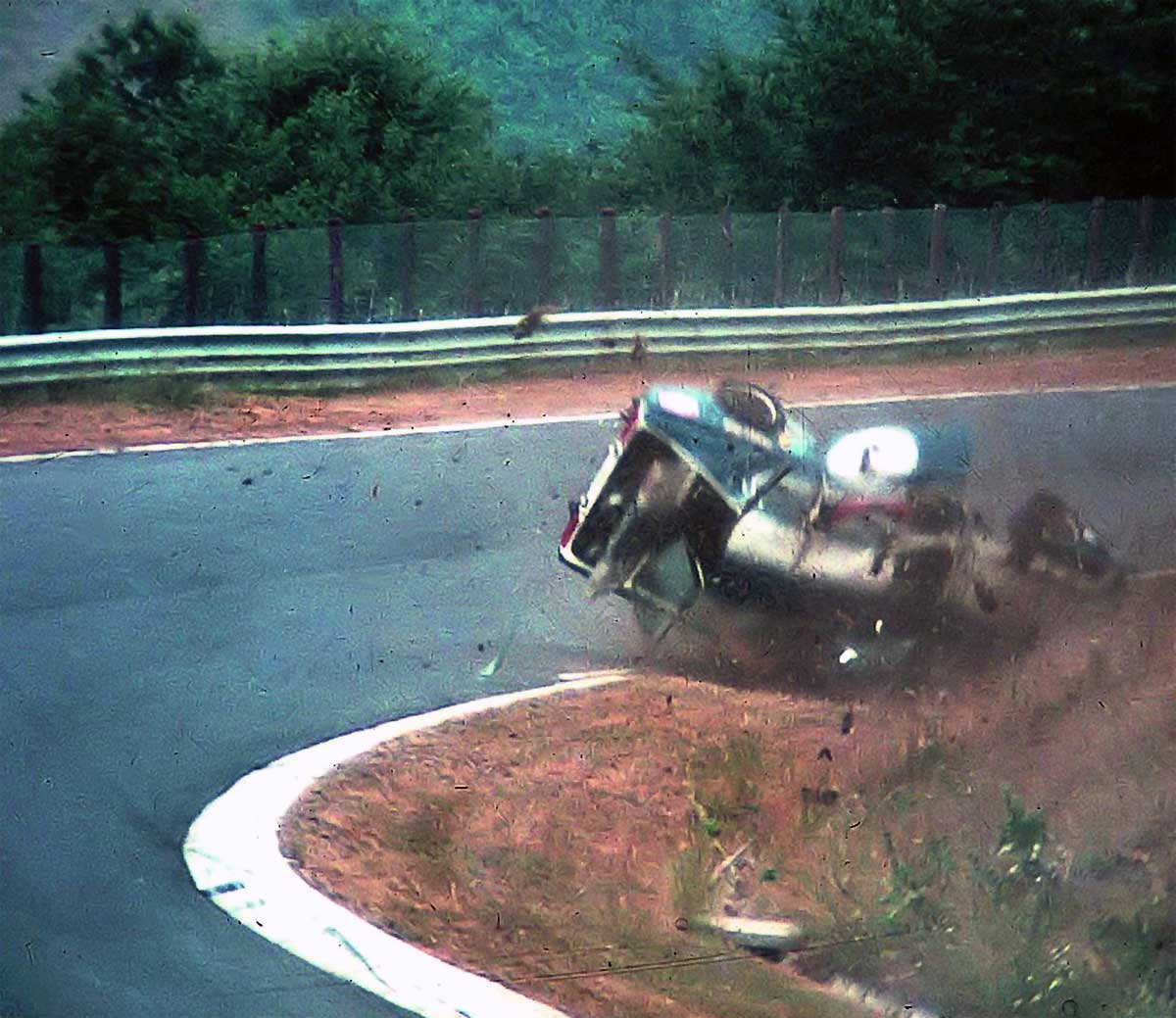 Nach Lenkungsbruch schoss Glemsers Capri auf der Nordschleife des Nürburgrings meterhoch durch die Luft und überschlug sich heftig. Ein Wunder, dass er mit nur einigen Rippenbrüchen davonkam. Foto: Zwischengas/Hartmut Schulz Nach Lenkungsbruch schoss Glemsers Capri auf der Nordschleife des Nürburgrings meterhoch durch die Luft und überschlug sich heftig. Ein Wunder, dass er mit nur einigen Rippenbrüchen davonkam. Foto: Zwischengas/Hartmut Schulz