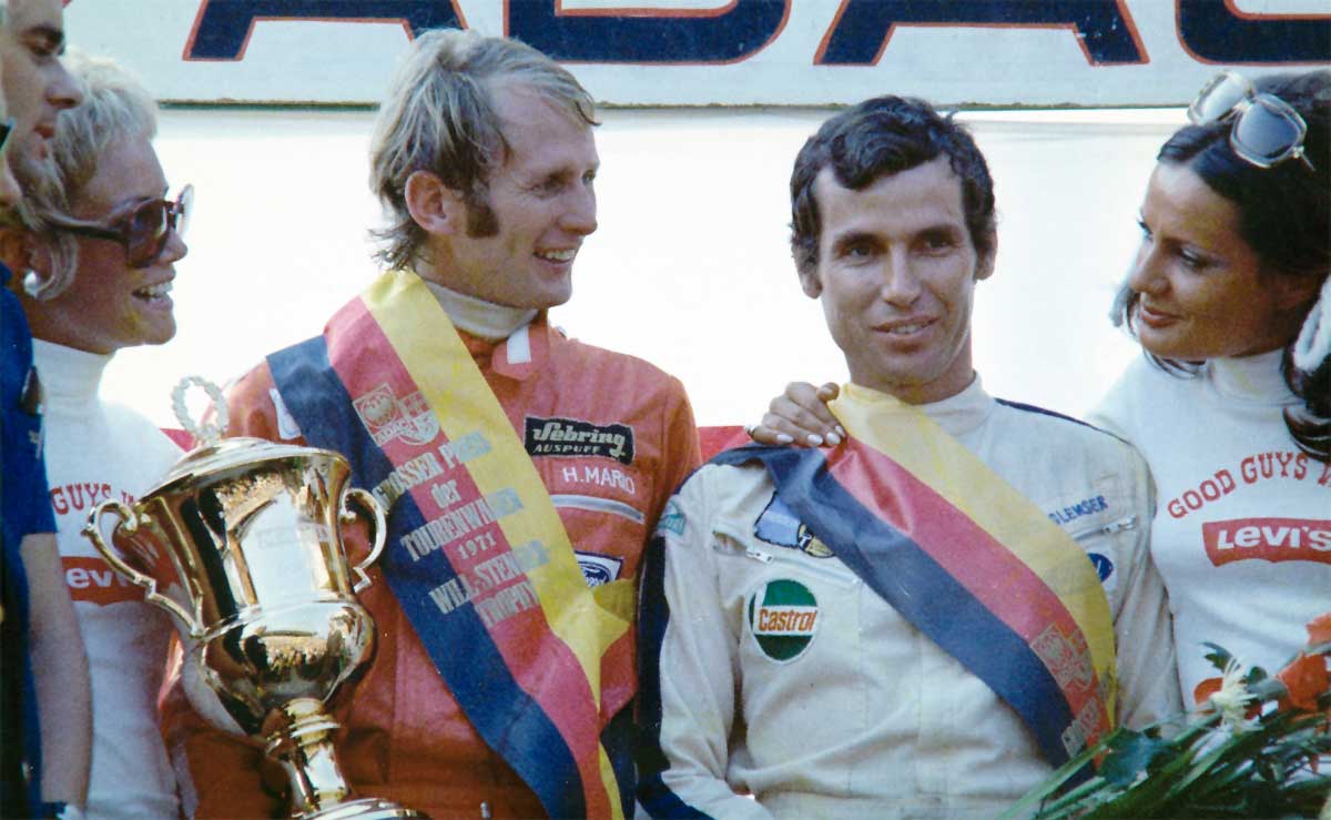 Strahlende Sieger 1971 unter der Nürburg: Helmut Marko (links) und Dieter Glemser als Gewinner des Großen Preises der Tourenwagen. Foto: Zwischengas/Dieter Rebmann Strahlende Sieger 1971 unter der Nürburg: Helmut Marko (links) und Dieter Glemser als Gewinner des Großen Preises der Tourenwagen. Foto: Zwischengas/Dieter Rebmann