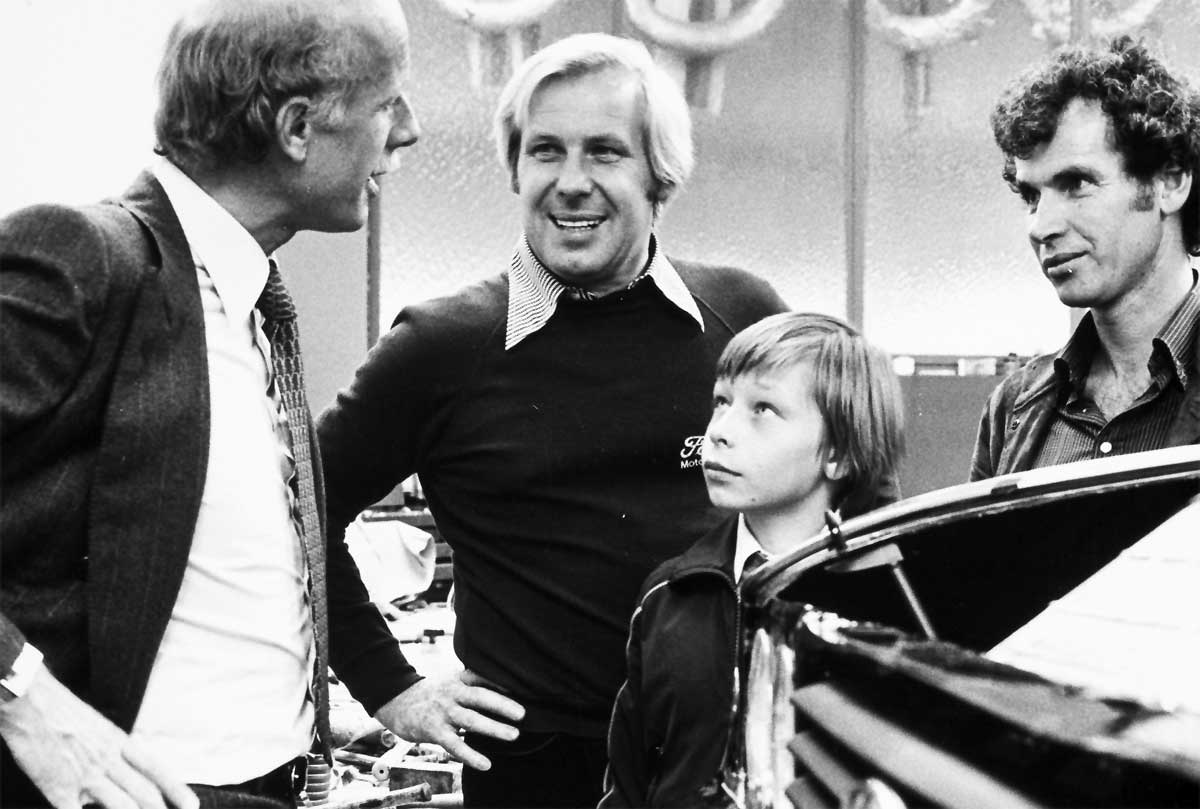 Nach der aktiven Karriere: Berater Dieter Glemser (rechts) 1979 mit Ford-Sportboss Michael Kranefuß, Zakspeed-Chef Erich Zakowski und dessen Sohn Peter am Werksturbo. Foto: Ford-Werke Nach der aktiven Karriere: Berater Dieter Glemser (rechts) 1979 mit Ford-Sportboss Michael Kranefuß, Zakspeed-Chef Erich Zakowski und dessen Sohn Peter am Werksturbo. Foto: Ford-Werke