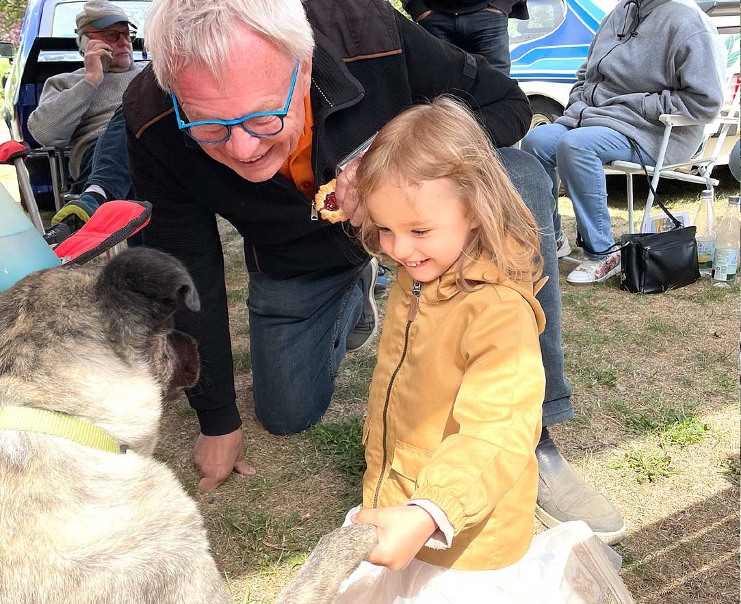 Gerhard Weinfurter bei aktiver Nachwuchsarbeit mit Enkeltochter Lina und Hund. Gerhard Weinfurter bei aktiver Nachwuchsarbeit mit Enkeltochter Lina und Hund.