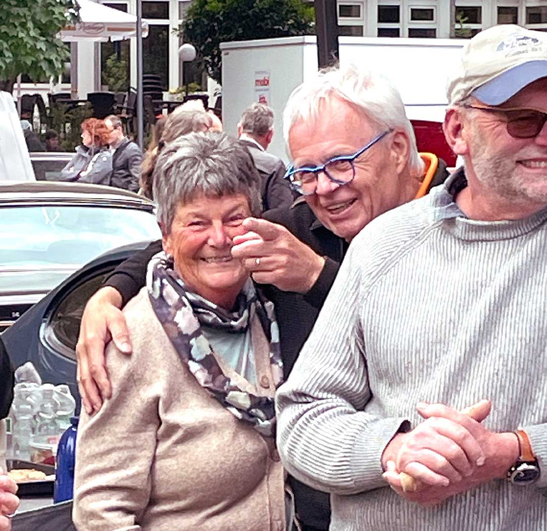Gerhard Weinfurter (Mitte im linken Bild mit Ursula Dahmen und Peter Kupka) und seine Frau Elke (rechtes Bild mit Walter Dahmen) organisieren gemeinsam mit Christine Gesang seit Jahren den CCD-Auftritt in Hattersheim. Gerhard Weinfurter (Mitte im linken Bild mit Ursula Dahmen und Peter Kupka) und seine Frau Elke (rechtes Bild mit Walter Dahmen) organisieren gemeinsam mit Christine Gesang seit Jahren den CCD-Auftritt in Hattersheim.