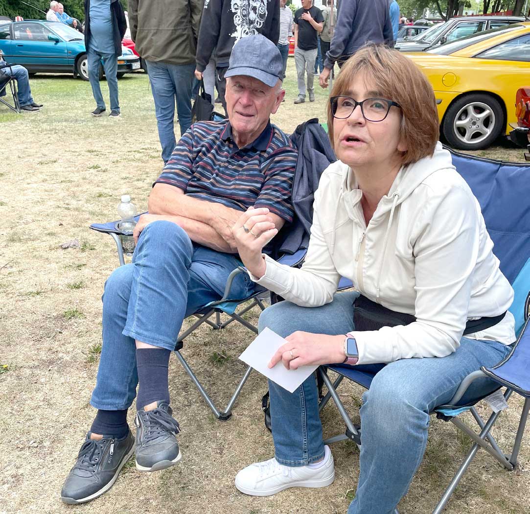 Gerhard Weinfurter (Mitte im linken Bild mit Ursula Dahmen und Peter Kupka) und seine Frau Elke (rechtes Bild mit Walter Dahmen) organisieren gemeinsam mit Christine Gesang seit Jahren den CCD-Auftritt in Hattersheim. Gerhard Weinfurter (Mitte im linken Bild mit Ursula Dahmen und Peter Kupka) und seine Frau Elke (rechtes Bild mit Walter Dahmen) organisieren gemeinsam mit Christine Gesang seit Jahren den CCD-Auftritt in Hattersheim.