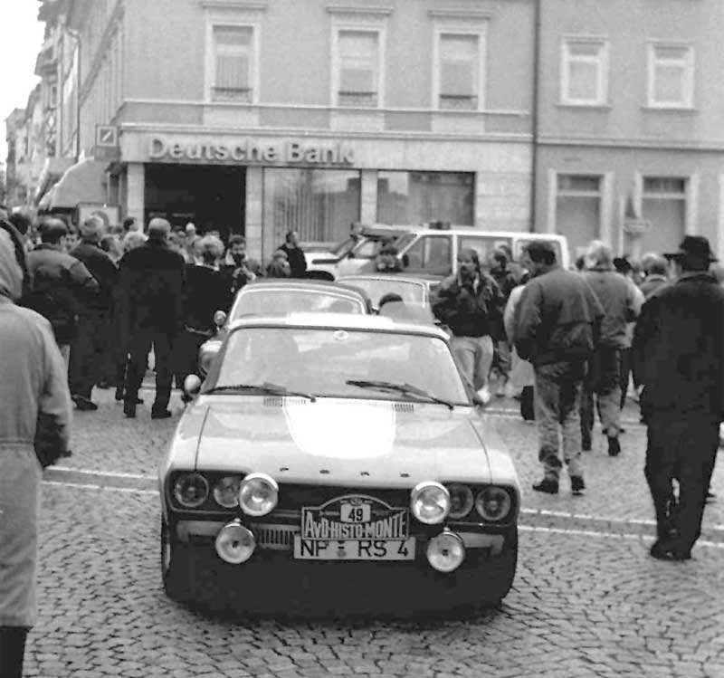 Bei den Durchfahrten der verschiedenen Orte waren die historischen Rallyefahrzeuge stets dicht umlagert. Bei den Durchfahrten der verschiedenen Orte waren die historischen Rallyefahrzeuge stets dicht umlagert.