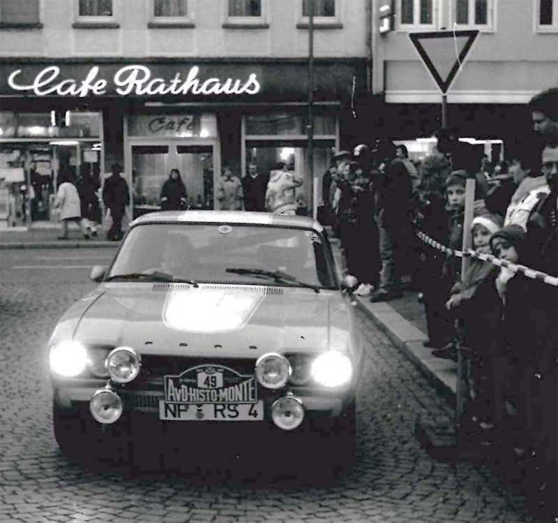 Bei den Durchfahrten der verschiedenen Orte waren die historischen Rallyefahrzeuge stets dicht umlagert. Bei den Durchfahrten der verschiedenen Orte waren die historischen Rallyefahrzeuge stets dicht umlagert.
