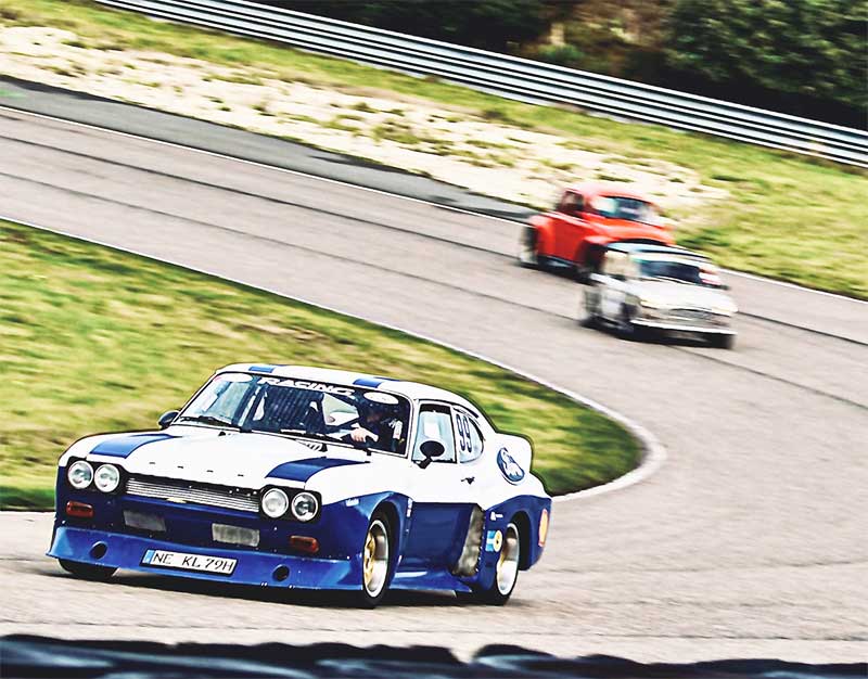 Rasante Fahraufnahme auf dem Nürburgring. Rasante Fahraufnahme auf dem Nürburgring.