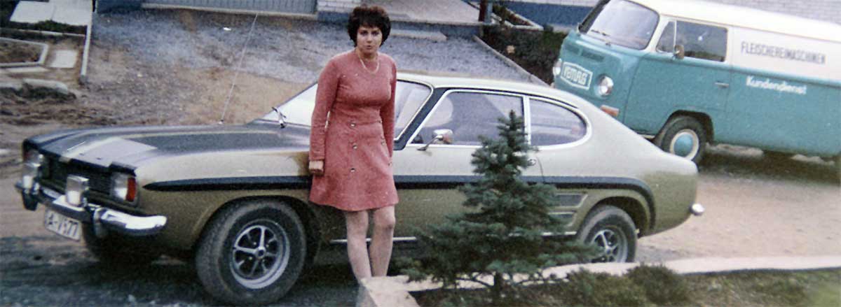 Auch Frau bewies Stil - im zeittypischen Kleid vor dem Coupé. Auch Frau bewies Stil - im zeittypischen Kleid vor dem Coupé.