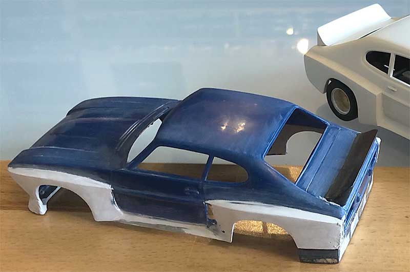 Anfang der Saison 1974 waren die hinteren Kotflügel noch schmaler, später wuchsen sie, um die Wasserkühler seitlich aufzunehmen. Anfang der Saison 1974 waren die hinteren Kotflügel noch schmaler, später wuchsen sie, um die Wasserkühler seitlich aufzunehmen.