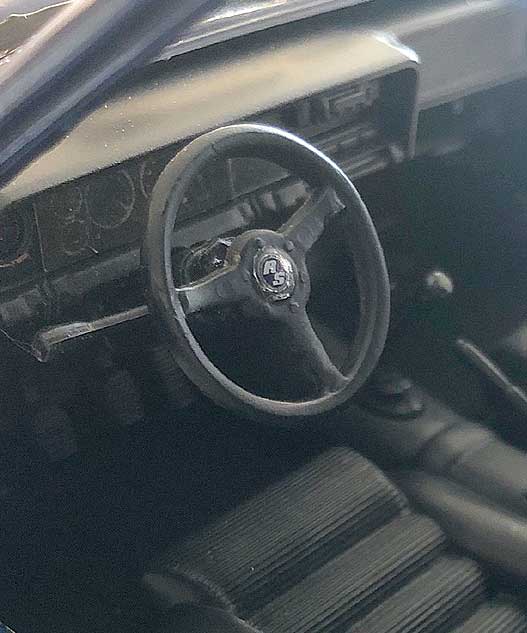 Das neue Armaturenbrett wurde mit den vervollständigten Instrumenten versehen und bemalt. Das 73er Sportlenkrad aus dem RS-Zubehör-Katalog durfte auch nicht fehlen. Das sind alles Teile, die ich selbst anfertigte beziehungsweise umbaute (oben rechts). Später habe ich dann Resin-Abgüsse (Harz) anfertigen lassen, was die Fertigstellung späterer Modelle beschleunigte (rechts). Das neue Armaturenbrett wurde mit den vervollständigten Instrumenten versehen und bemalt. Das 73er Sportlenkrad aus dem RS-Zubehör-Katalog durfte auch nicht fehlen. Das sind alles Teile, die ich selbst anfertigte beziehungsweise umbaute (oben rechts). Später habe ich dann Resin-Abgüsse (Harz) anfertigen lassen, was die Fertigstellung späterer Modelle beschleunigte (rechts).