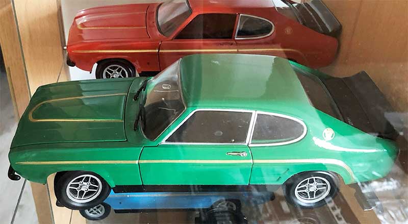 Ebenso habe ich drei englische RS 3100 in Olympic Blau, Sebring Rot und Modena Grün nachgebaut. Mit Front- und Heckspoiler, RS Streifen in Gold. Basis links: CMG-Modell. Basis rechts: Minichamps-Modell. Beim CMG-Capri habe ich die normalen Serienkotflügel auf RS- Kotflügel mit Spachtel verändert. Ebenso habe ich drei englische RS 3100 in Olympic Blau, Sebring Rot und Modena Grün nachgebaut. Mit Front- und Heckspoiler, RS Streifen in Gold. Basis links: CMG-Modell. Basis rechts: Minichamps-Modell. Beim CMG-Capri habe ich die normalen Serienkotflügel auf RS- Kotflügel mit Spachtel verändert.