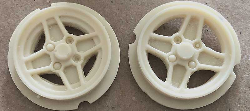 Eines der neueren Projekte war die Nachbildung der 73er RS-Felgen, die vom Design her flacher und die vier Speichen deutlich ausgeprägter sind. Im linken Bild links die Basis, rechts die geschnitzte 73er Felge. Das rechte Bild zeigt die bemalten Felgen mit Reifen. Eines der neueren Projekte war die Nachbildung der 73er RS-Felgen, die vom Design her flacher und die vier Speichen deutlich ausgeprägter sind. Im linken Bild links die Basis, rechts die geschnitzte 73er Felge. Das rechte Bild zeigt die bemalten Felgen mit Reifen.