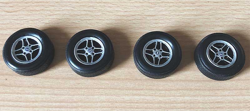 Eines der neueren Projekte war die Nachbildung der 73er RS-Felgen, die vom Design her flacher und die vier Speichen deutlich ausgeprägter sind. Im linken Bild links die Basis, rechts die geschnitzte 73er Felge. Das rechte Bild zeigt die bemalten Felgen mit Reifen. Eines der neueren Projekte war die Nachbildung der 73er RS-Felgen, die vom Design her flacher und die vier Speichen deutlich ausgeprägter sind. Im linken Bild links die Basis, rechts die geschnitzte 73er Felge. Das rechte Bild zeigt die bemalten Felgen mit Reifen.