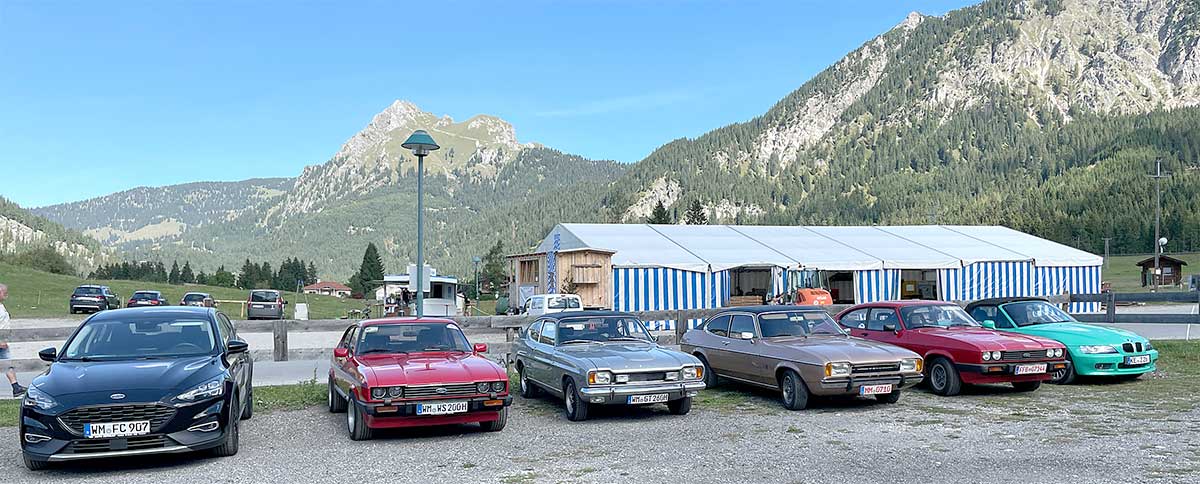 Vier Capri, eingerahmt von zwei „Begleitfahrzeugen“. Vier Capri, eingerahmt von zwei „Begleitfahrzeugen“.
