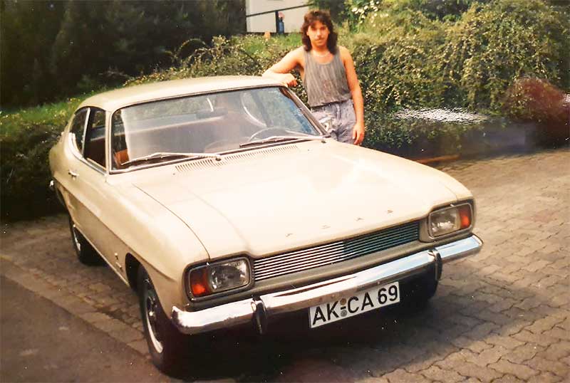 Tim in jungen Jahren mit seinem Lieblingsauto. Tim in jungen Jahren mit seinem Lieblingsauto.