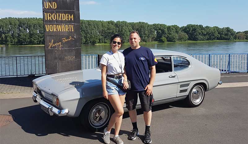 Niemals mehr würde sich der stolze Besitzer, hier mit seiner ebenfalls caprifahrenden Tochter Jana vor dem Henry-Ford-Denkmal in Köln, von diesem Capri trennen. Niemals mehr würde sich der stolze Besitzer, hier mit seiner ebenfalls caprifahrenden Tochter Jana vor dem Henry-Ford-Denkmal in Köln, von diesem Capri trennen.