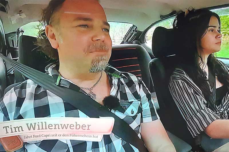 Tim und Jana am Steuer von Janas III-er während der Dreharbeiten zum SWR-Film „Das erste Auto - eine Liebe fürs Leben“. Tim und Jana am Steuer von Janas III-er während der Dreharbeiten zum SWR-Film „Das erste Auto - eine Liebe fürs Leben“.