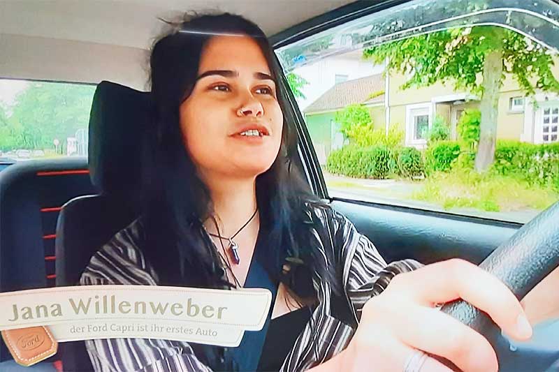 Tim und Jana am Steuer von Janas III-er während der Dreharbeiten zum SWR-Film „Das erste Auto - eine Liebe fürs Leben“. Tim und Jana am Steuer von Janas III-er während der Dreharbeiten zum SWR-Film „Das erste Auto - eine Liebe fürs Leben“.