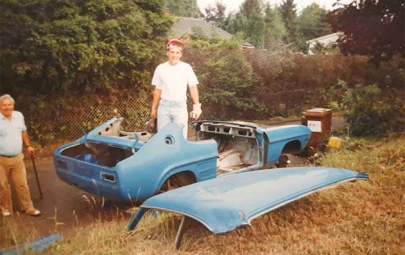 Capri in kleinen Teilen. Diesen I-er schlachtete Tim Willenweber einst gemeinsam mit Kumpel Dirk Stockschläger. „Mit dem Kennzeichen meines damaligen III-ers habe ich das Ding noch 100 Kilometer auf der Autobahn überführt, bevor wir ihn auseinander nahmen“, so Tim. Ist verjährt, der Missbrauch der Schilder. Capri in kleinen Teilen. Diesen I-er schlachtete Tim Willenweber einst gemeinsam mit Kumpel Dirk Stockschläger. „Mit dem Kennzeichen meines damaligen III-ers habe ich das Ding noch 100 Kilometer auf der Autobahn überführt, bevor wir ihn auseinander nahmen“, so Tim. Ist verjährt, der Missbrauch der Schilder.