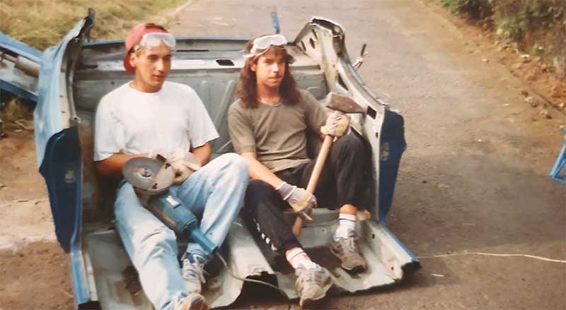 Capri in kleinen Teilen. Diesen I-er schlachtete Tim Willenweber einst gemeinsam mit Kumpel Dirk Stockschläger. „Mit dem Kennzeichen meines damaligen III-ers habe ich das Ding noch 100 Kilometer auf der Autobahn überführt, bevor wir ihn auseinander nahmen“, so Tim. Ist verjährt, der Missbrauch der Schilder. Capri in kleinen Teilen. Diesen I-er schlachtete Tim Willenweber einst gemeinsam mit Kumpel Dirk Stockschläger. „Mit dem Kennzeichen meines damaligen III-ers habe ich das Ding noch 100 Kilometer auf der Autobahn überführt, bevor wir ihn auseinander nahmen“, so Tim. Ist verjährt, der Missbrauch der Schilder.