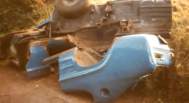Capri in kleinen Teilen. Diesen I-er schlachtete Tim Willenweber einst gemeinsam mit Kumpel Dirk Stockschläger. „Mit dem Kennzeichen meines damaligen III-ers habe ich das Ding noch 100 Kilometer auf der Autobahn überführt, bevor wir ihn auseinander nahmen“, so Tim. Ist verjährt, der Missbrauch der Schilder. Capri in kleinen Teilen. Diesen I-er schlachtete Tim Willenweber einst gemeinsam mit Kumpel Dirk Stockschläger. „Mit dem Kennzeichen meines damaligen III-ers habe ich das Ding noch 100 Kilometer auf der Autobahn überführt, bevor wir ihn auseinander nahmen“, so Tim. Ist verjährt, der Missbrauch der Schilder.