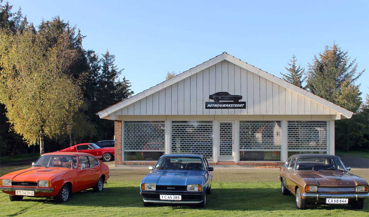 Das hat was: Vor der „Retrovaerkstedet“ mit der Capri-Silhouette wird Pers Mako V8 vom 1600-er seines Bruders und einem I-er in Tawny Brown mit schwarzem Vinyldach flankiert. Links im Hintergrund parkt Madsens Mustang: ein Shelby GT 500. Das hat was: Vor der „Retrovaerkstedet“ mit der Capri-Silhouette wird Pers Mako V8 vom 1600-er seines Bruders und einem I-er in Tawny Brown mit schwarzem Vinyldach flankiert. Links im Hintergrund parkt Madsens Mustang: ein Shelby GT 500.