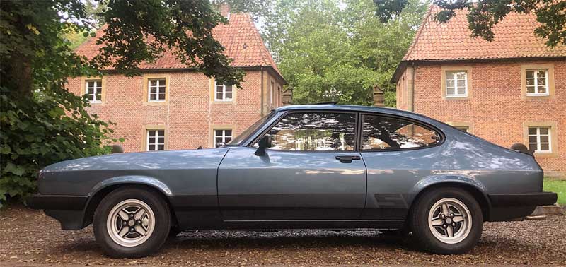 Vor Schloss Bentlage in Rheine: Bodos damaliger und sein heutiger Capri. Vor Schloss Bentlage in Rheine: Bodos damaliger und sein heutiger Capri.