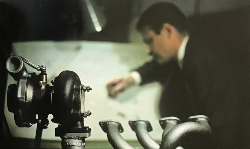 Der Abgasturbolader und sein Konstrukteur im Hintergrund. Der Abgasturbolader und sein Konstrukteur im Hintergrund.