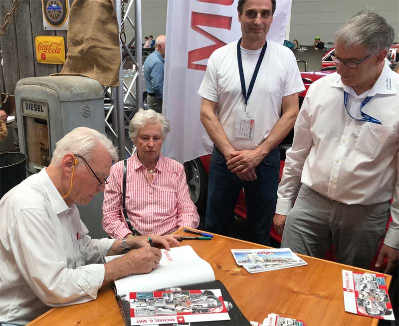 Ich (rechts im Bild) mit über 1,0 bar Ladedruck vor Aufregung bei der Signatur meines Buches durch Michael May. Ich (rechts im Bild) mit über 1,0 bar Ladedruck vor Aufregung bei der Signatur meines Buches durch Michael May.