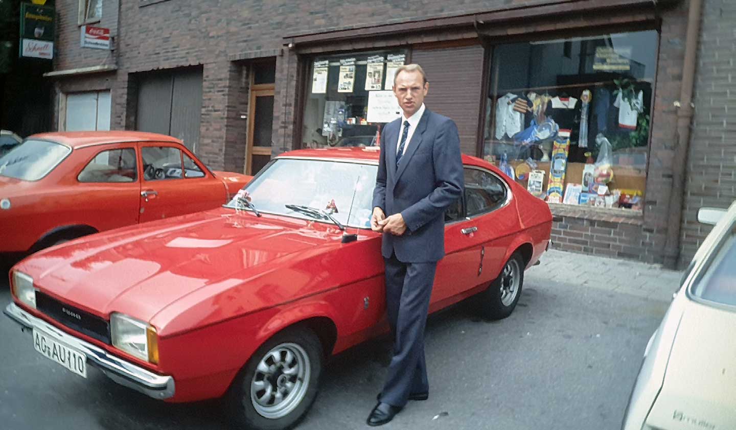 Vater Krauße stolz mit seinem II-er, der anhand des Kotflügelemblems als später Vertreter ab 1976 zu identifizieren ist. Vater Krauße stolz mit seinem II-er, der anhand des Kotflügelemblems als später Vertreter ab 1976 zu identifizieren ist.