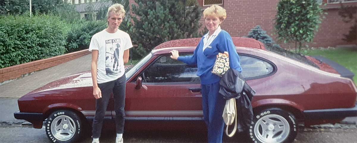 Robert im T-Shirt mit The Cure-Aufdruck, die Mutter mit der Tasche im Floraldesign - auch ganz stolz vor 32 Jahren. Robert im T-Shirt mit The Cure-Aufdruck, die Mutter mit der Tasche im Floraldesign - auch ganz stolz vor 32 Jahren.