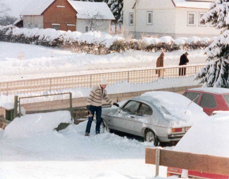 Ski und Rodel gut anno 1981 im Oberharz. Wer hier mit Sommerreifen an einem Hecktriebler fährt, muss richtig gut fahren können. Ski und Rodel gut anno 1981 im Oberharz. Wer hier mit Sommerreifen an einem Hecktriebler fährt, muss richtig gut fahren können.